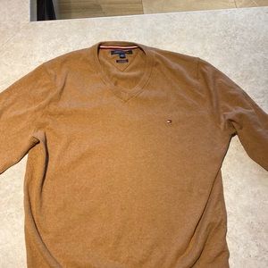 Men’s or woman’s orange Tommy Hilfiger v-neck size xl. In perfect condition!